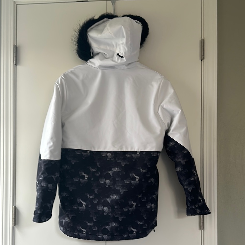 White and Black Ski / Board Pullover Snow Jacket - Picture 12 of 16